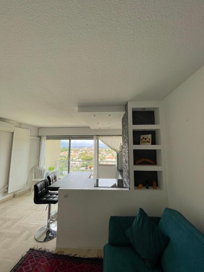 Beau Studio Dans Residence Avec Piscine Et Vue Sur La Ville - 5Min Des Plages Mandelieu Exterior foto